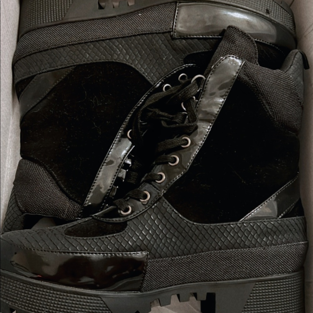 Black boots never been worn SZ 8